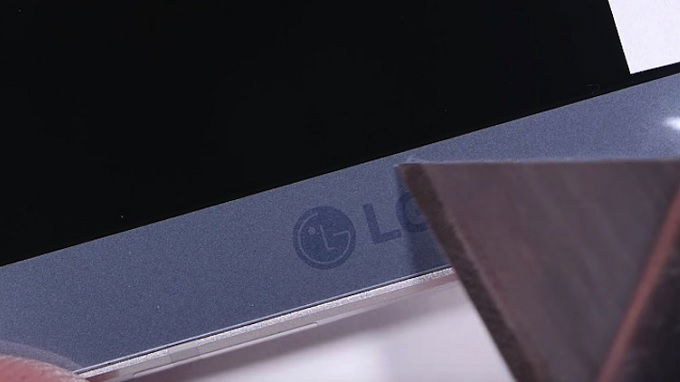 Phần viền bezel cũng được phủ kính