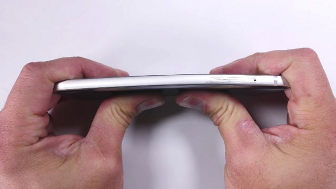 Khung kim loại của LG G6 rất cứng cáp