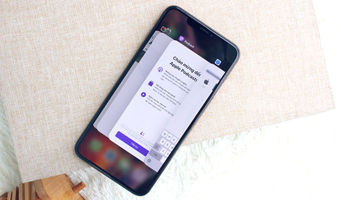 Để chuyển đổi thần tốc các ứng dụng trên iPhone Xs và iPhone Xs Max, bạn chỉ cần vuốt phải (trái)