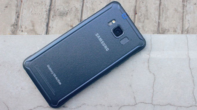 Lớp vỏ Galaxy S8 Active cũ được làm nhám, giảm lực tác động