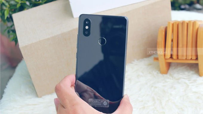 Mặt lưng kính bóng bẩy sang trọng