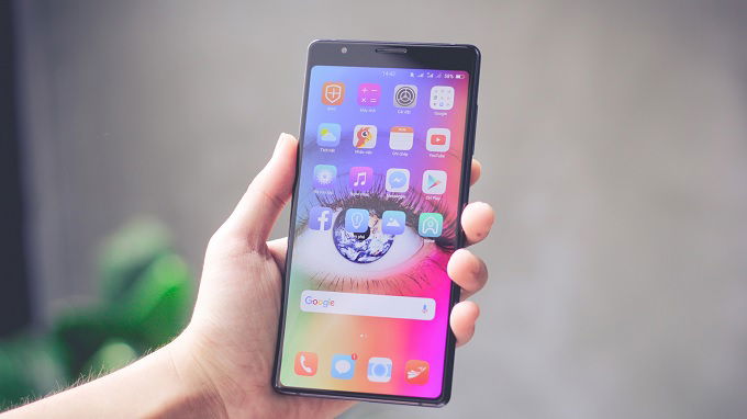 Mặt trước của Bphone 3 có thiết kế độc đáo