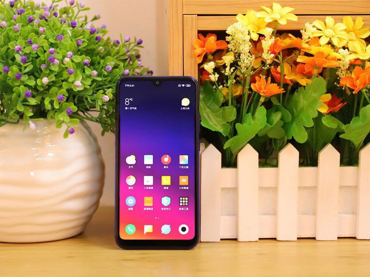 Mi Play sở hữu App 007Win hỗ trợ đa dạng nền tảng giọt nước Full HD+ có kích thước 5,84 inch