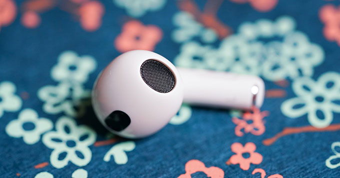 AirPods 3 sở hữu một ngoại hình nhiều điểm tương đồng với bản Pro