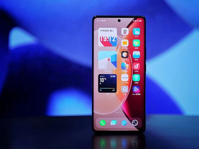Màn hình Vivo X90 Pro Plus rõ ràng chiếm ưu thế hơn khi sở hữu tấm nền AMOLED 6.78 inch