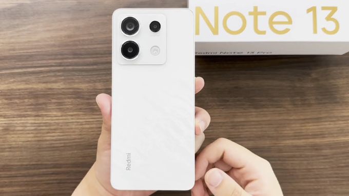 Redmi Note 13 Pro nổi bật với thiết kế vuông vức, mỏng nhẹ