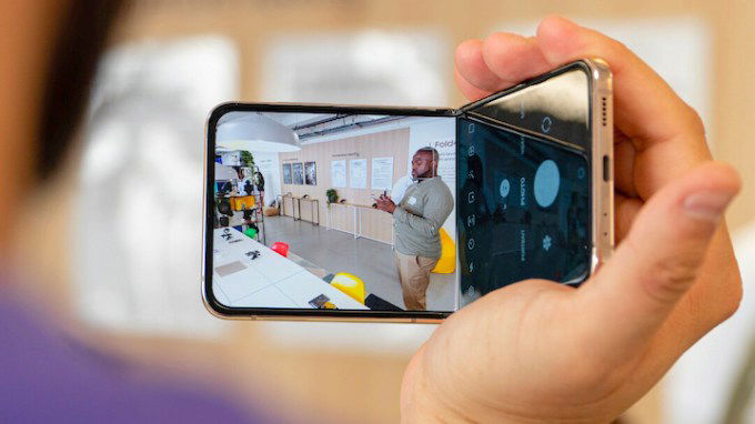 Galaxy Z Flip 5 có thể gập lại như một máy quay cầm tay mini