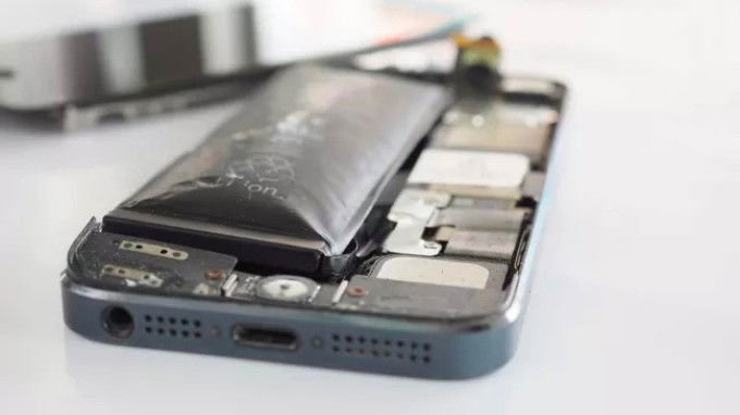 Pin iPhone bị phồng