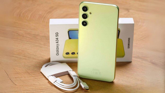 So sánh pin và sạc trên iPhone 11 64GB cũ và Galaxy A34 5G mới