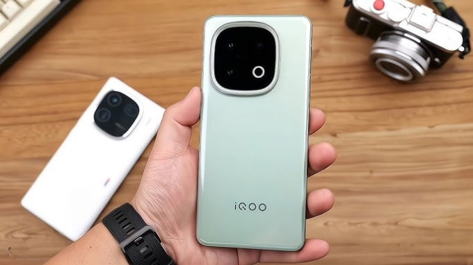 iQOO 13 5G 512GB mang đến một thiết kế thanh lịch
