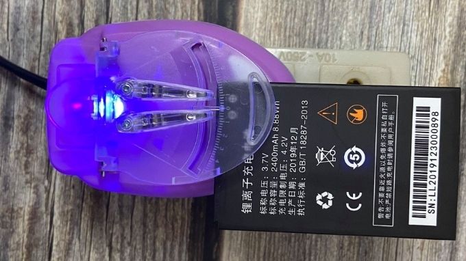 dùng sạc đa năng để kích pin iPhone