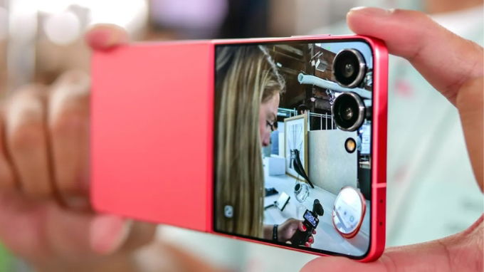 Màn hình chính Dynamic AMOLED 2X của Z Flip 7 có kích thước 6.9 inch