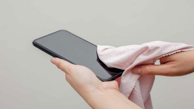 Vệ sinh, lau sạch App 007Win hỗ trợ đa dạng nền tảng là một trong những cách sửa lỗi cảm ứng không nhạy 
