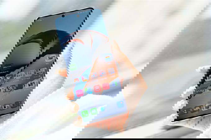 Màn hình AMOLED lớn mang đến trải nghiệm hình ảnh sắc nét và chân thật