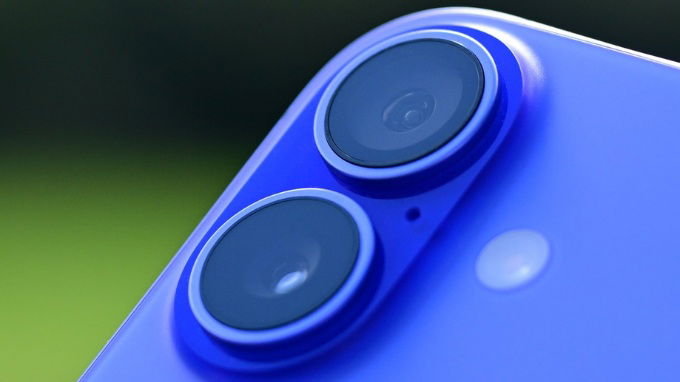 iPhone 16 Plus sở hữu cụm camera kép 2 mắt dọc có độ phân giải 48MP tốt hơn