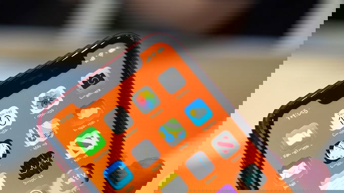 iPhone 11 Pro có tai thỏ khá lớn