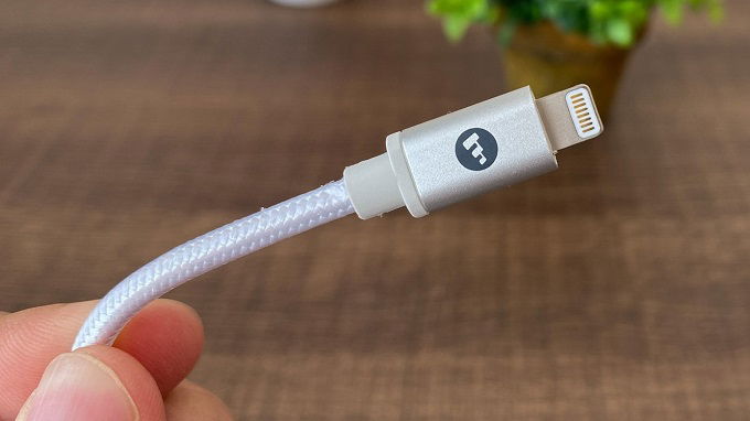 Đầu cáp được làm từ kim loại còn dây cáp bện từ Nylon vô cùng bền bỉ, dẻo dai 