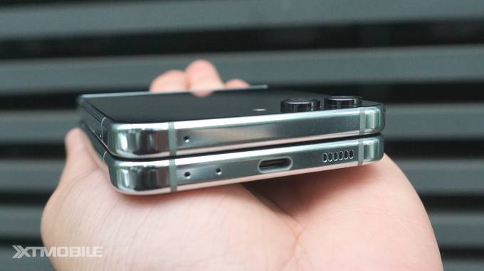 Galaxy Z Flip 5 256GB có khả năng chống nước tốt