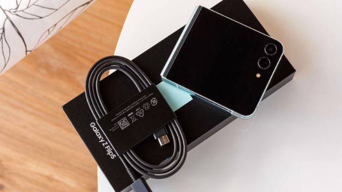 Phụ kiện đi kèm Galaxy Z Flip 5 256GB