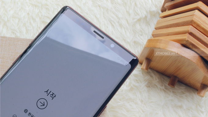 Viền màn hình điện thoại chứa loa, cảm biến mống mắt iris, đèn LED và camera selfie
