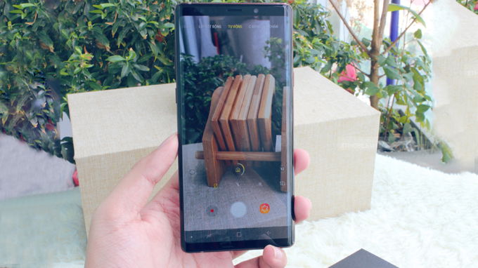 Hỗ trợ quay video 4K, chống rung quang học OIS...và hàng ngàn tính năng đặc biệt khác