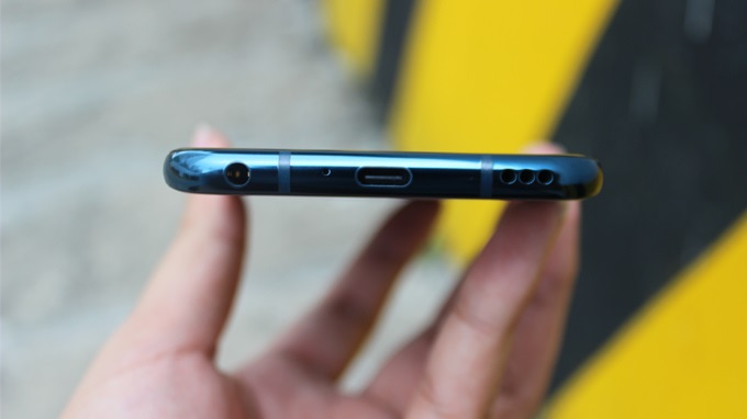 LG V40 ThinQ vẫn được trang bị jack cắm tai nghe 3.5mm tiện lợi