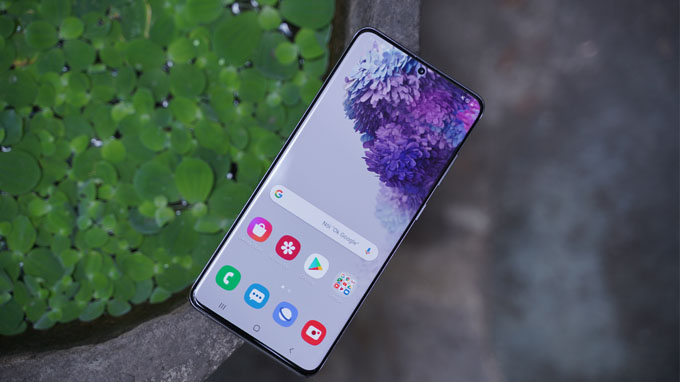 Thiết kế màn hình nốt ruồi ấn tượng trên Galaxy S20