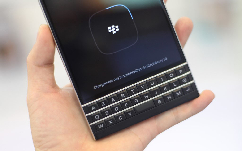 5BlackBerry_PassPort_khoi_dong