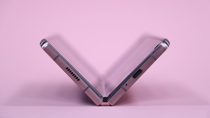 do còn khe hở nên smartphone gập không có chống nước