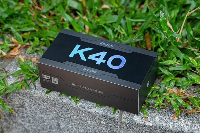 Hộp đựng Redmi K40 Gaming Edition bao gồm phụ kiện đầy đủ bên trong