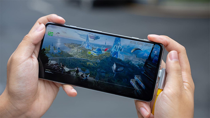 Màn hình kích thước 6,67 inch, tốc độ làm mới 120Hz hỗ trợ chơi game mượt mà