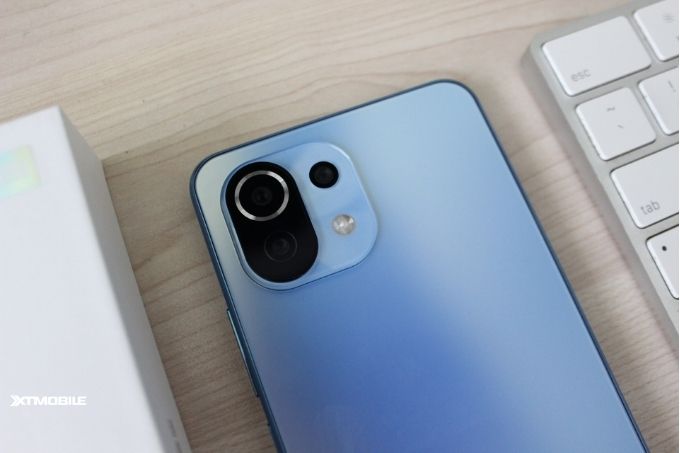 mặt lưng bằng kính hoàn thiện nhám tương tự flagship