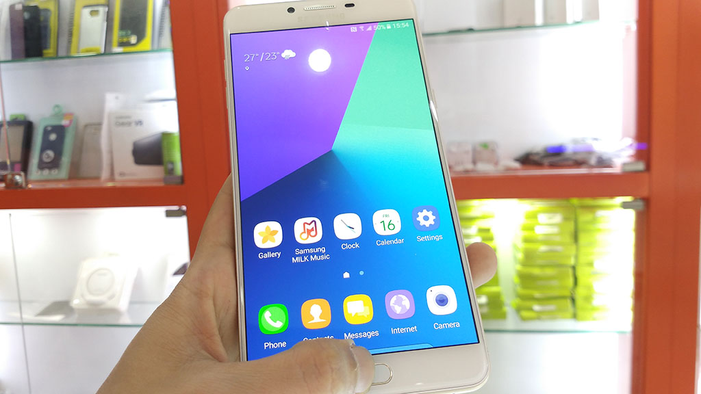 galaxy-c10-c10-plus-dang-duoc-samsung-san-xuat_8