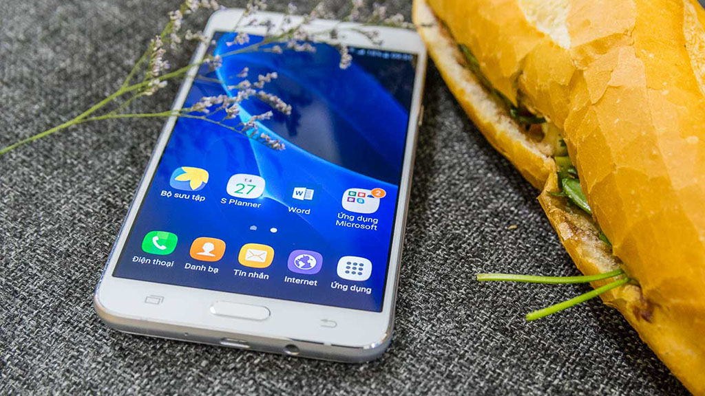 ro-ri-smartphone-cau-hinh-tam-trung-galaxy-j7-max_5