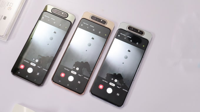 Galaxy A80 là điện thoại đầu tiên sở hữu thiết kế khá độc đáo bởi cụm camera trước sau như một