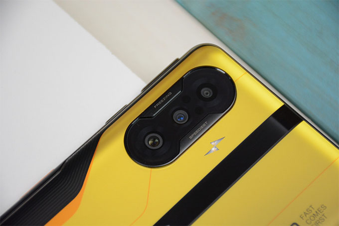 Mặt lưng nổi bật với cụm camera 3 ống kính, cạnh bên là đèn Flash LED hình tia sét