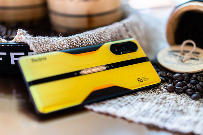 Mặt lưng Redmi K40 Gaming Edition phiên bản Lý Tiểu Long nổi bật với dòng chữ “Bruce Lee – King of Kung-Fu”