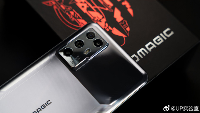 Red Magic 6R được trang bị hệ thống 4 ống kính, mang đến khả năng nhiếp ảnh tương đối tốt