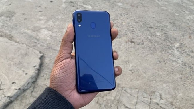 Galaxy M20 có mặt lưng nhựa không bám dấu vân tay