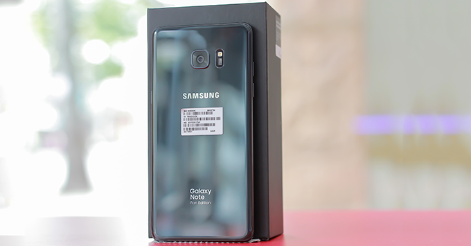 Galaxy Note FE có thiết kế bóng bẩy