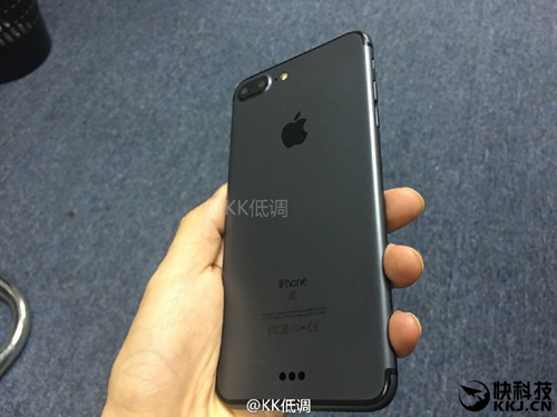 lo-anh-iphone-7-plus-mau-den-nam-tinh.2
