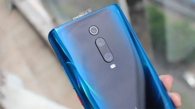 Camera Redmi K20 bao gồm 3 ống kính xếp dọc phía sau lưng máy