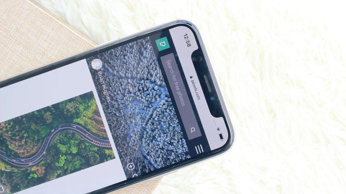 iPhone X là điện thoại đầu tiên mở đâu xu hướng màn hình tai thỏ ấn tượng