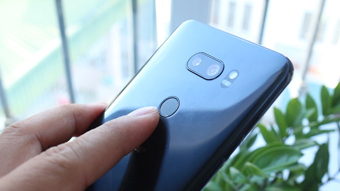 Cụm camera kép ấn tượng trên V30 Plus bản Mỹ