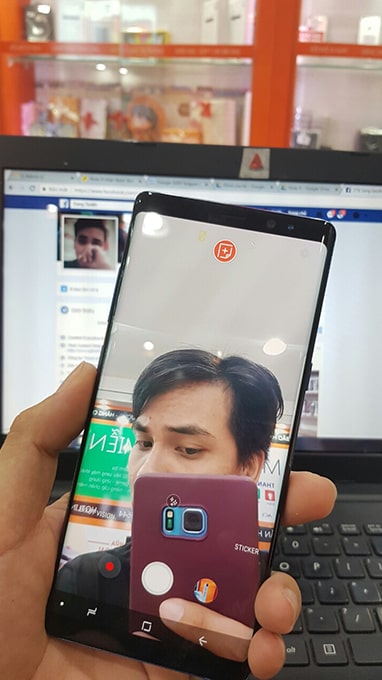 Nam hay nữ giới đều có thể selfie thật đẹp với Note 8