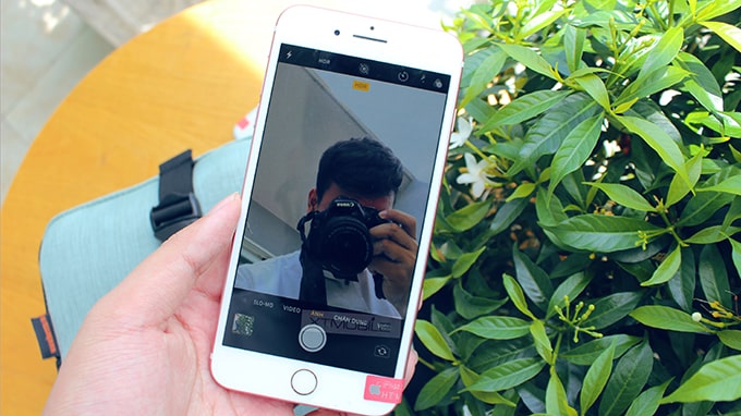 iPhone 7 Plus 256GB cũ hiển thị dưới ánh nắng mặt trời rất tốt
